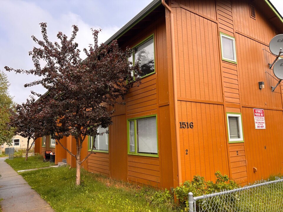 1516 Latouche St in Anchorage, AK - Building Photo