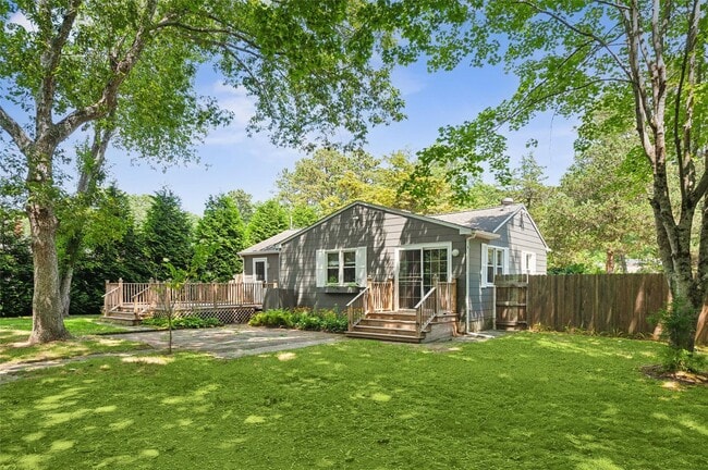 4 East End Ave in East Quogue, NY - Building Photo - Building Photo
