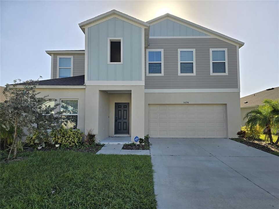 5694 Arlington River Dr. in Lakeland, FL - Foto de edificio