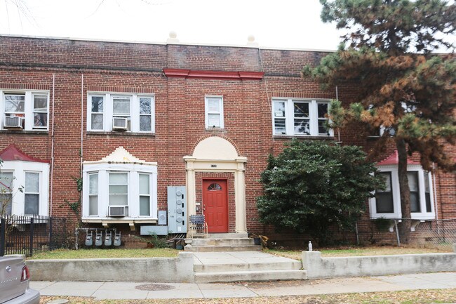 1220 Holbrook St Ne