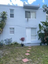 1255 W 49th St, Unit 102 in Hialeah, FL - Foto de edificio - Building Photo