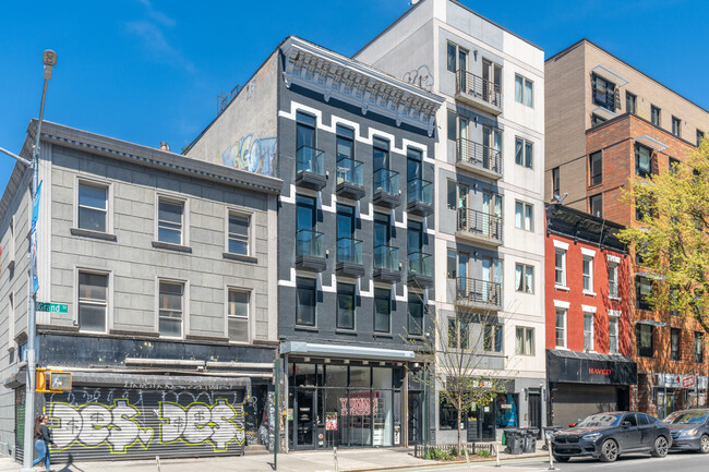 675 Grand St in Brooklyn, NY - Building Photo - Building Photo