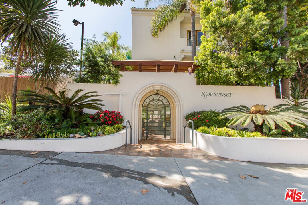 15500 W Sunset Blvd in Los Angeles, CA - Building Photo