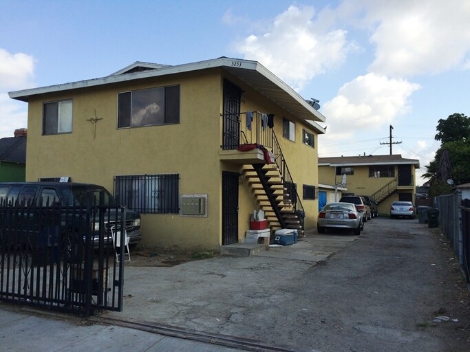 3253 Carlin Ave in Lynwood, CA - Foto de edificio