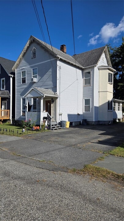 18 Washington Ave in Port Jervis, NY - Building Photo