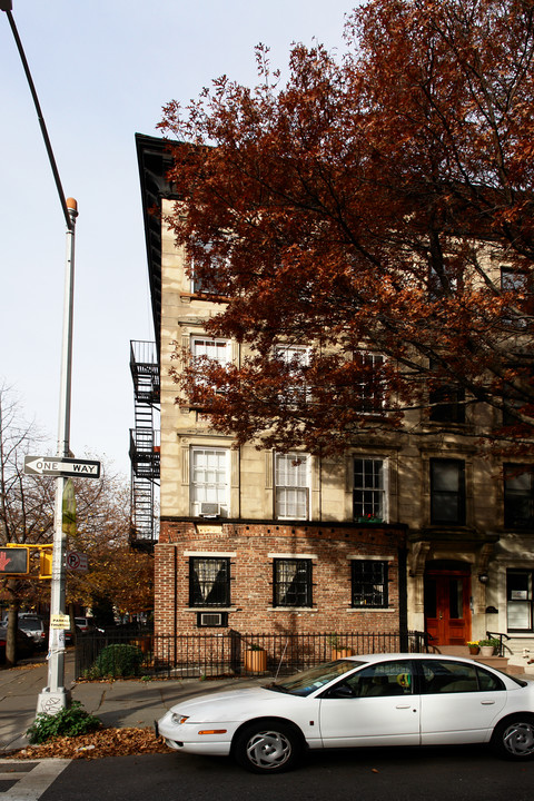 420 Henry St in Brooklyn, NY - Building Photo