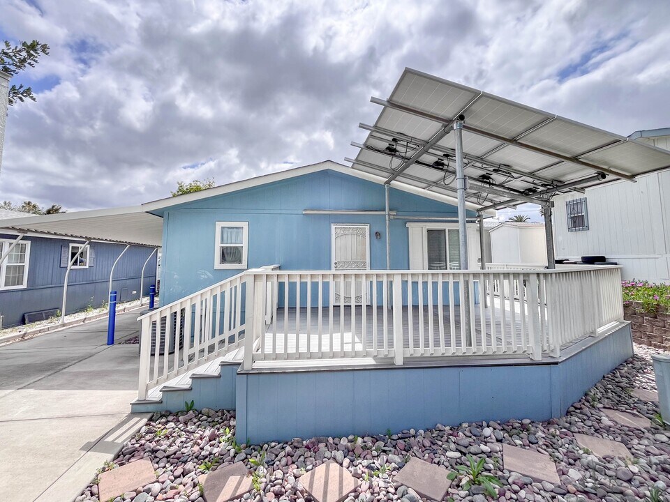 525 W El Norte Pkwy in Escondido, CA - Building Photo