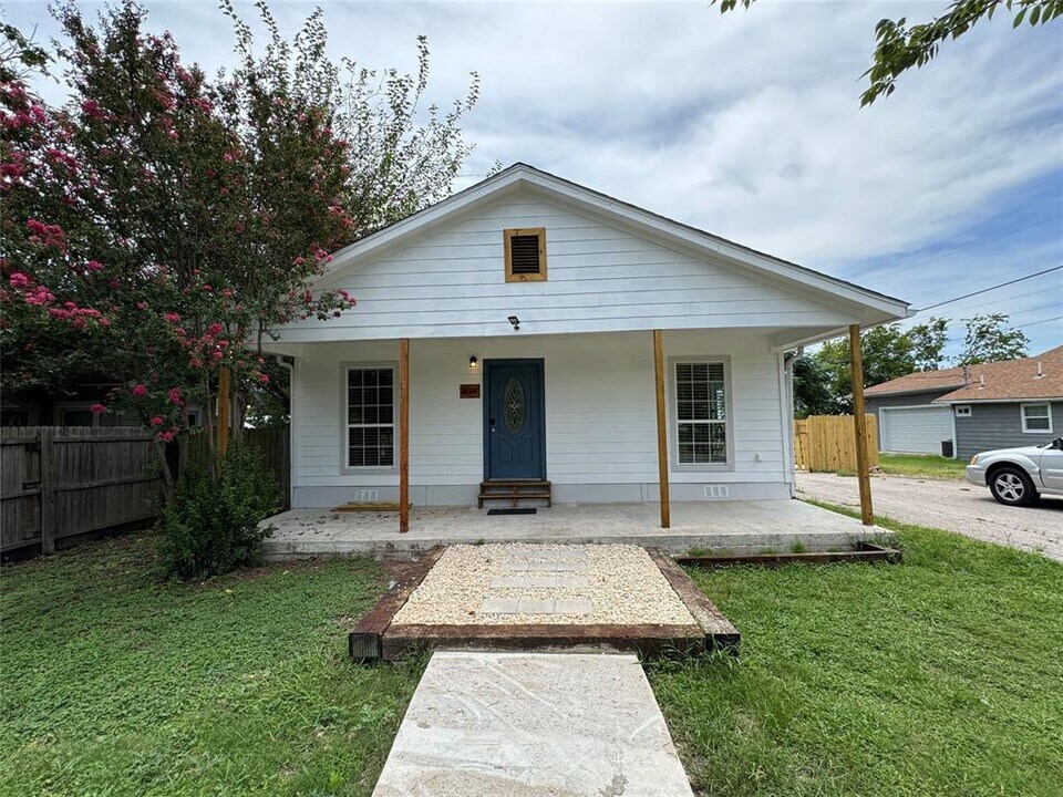 414 E 3rd St in Taylor, TX - Building Photo