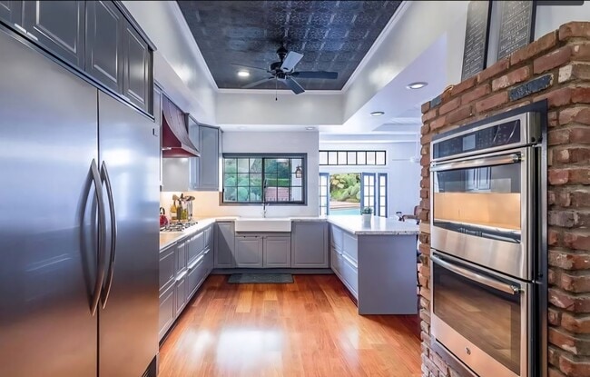 10429 Wheatland Ave in Sunland, CA - Building Photo - Building Photo