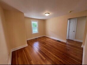 19 Pond St, Unit 1 in Westerly, RI - Foto de edificio - Building Photo