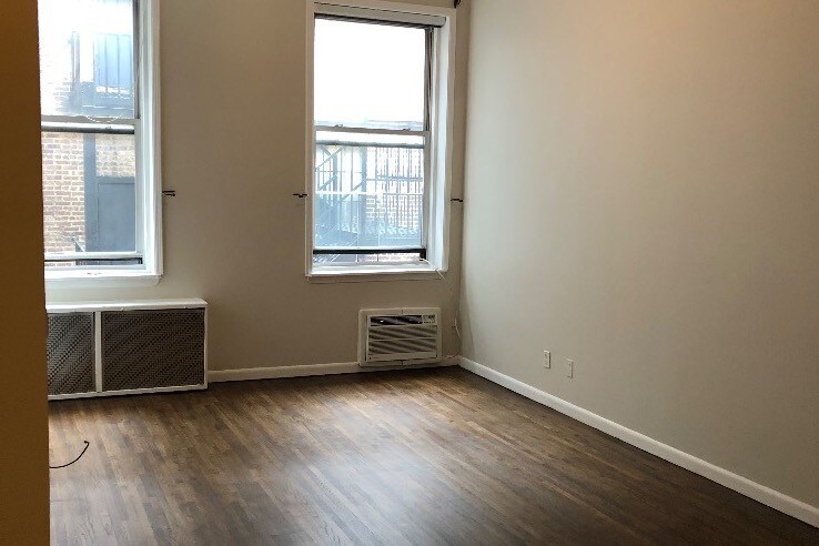 43 E 10th St in New York, NY - Building Photo
