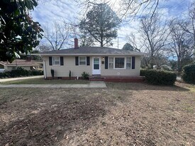 302 Brookwood Ave in Fayetteville, NC - Building Photo