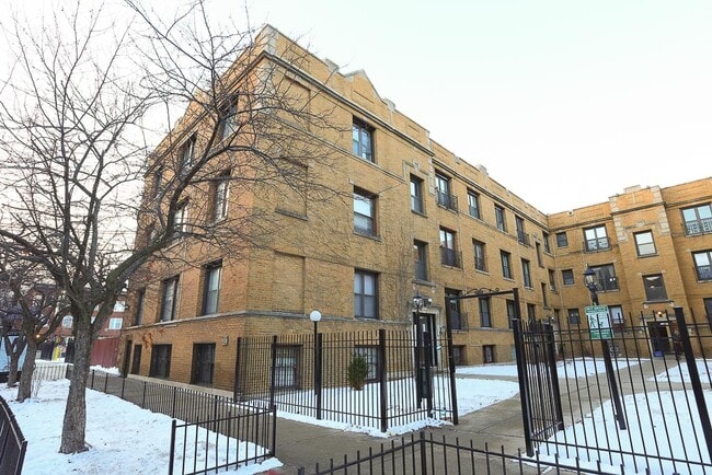 709 W Roscoe St, Unit J04P in Chicago, IL - Foto de edificio - Building Photo