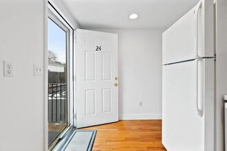 24 Stimson St in Kittery, ME - Building Photo - Building Photo