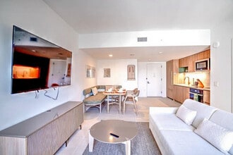 601 NE 1st Ave in Miami, FL - Building Photo - Building Photo