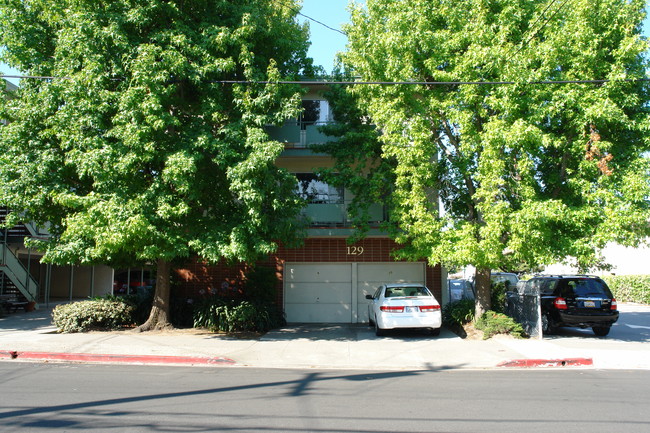 129 Lorton Ave in Burlingame, CA - Foto de edificio - Building Photo