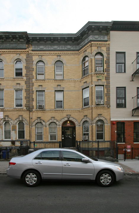 858 Hart St in Brooklyn, NY - Building Photo