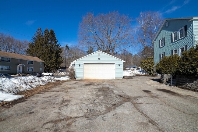 5 Maple Ave, Unit 1 in Oxford, MA - Foto de edificio - Building Photo