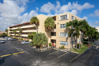 April Breeze Condos in Hallandale Beach, FL - Building Photo - Building Photo