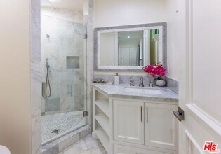 391 S Saltair Ave, Unit 1006 in Los Angeles, CA - Building Photo - Building Photo