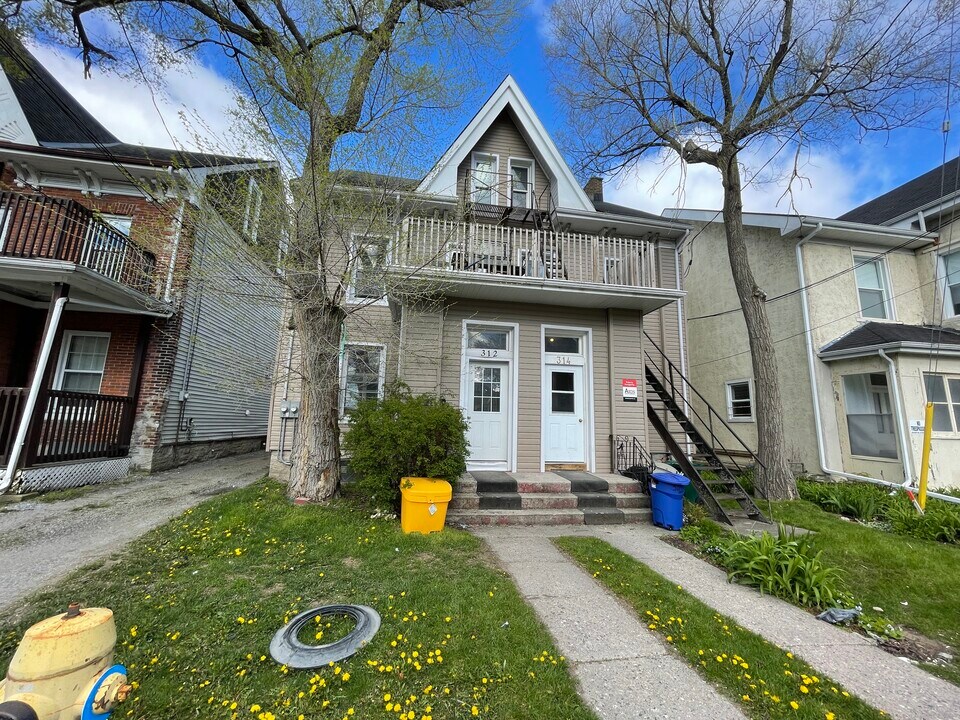 312 University Ave in Kingston, ON - Building Photo