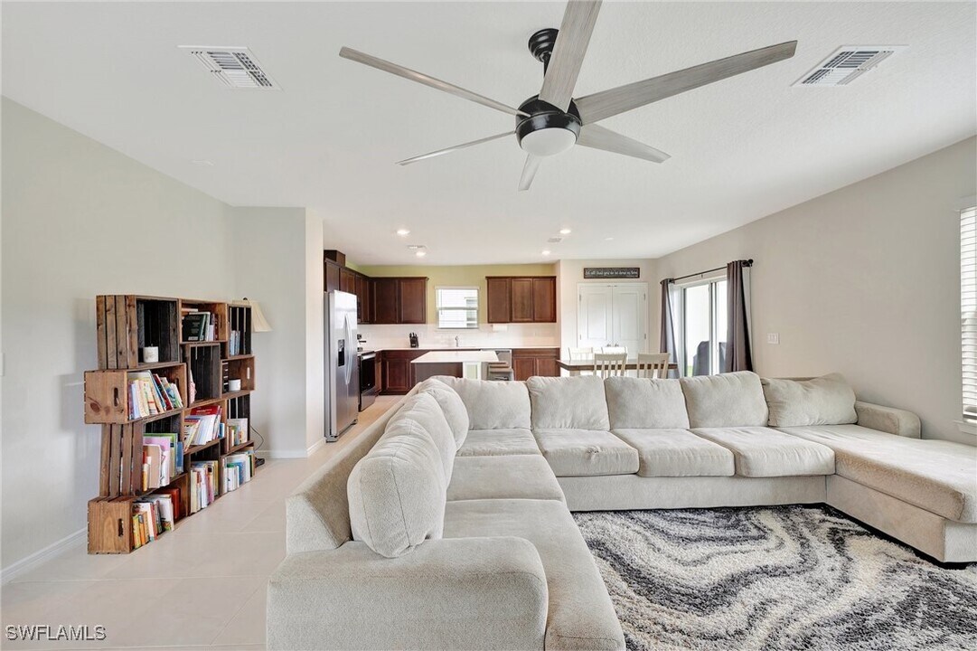 9031 Royal River Cir in Parrish, FL - Foto de edificio