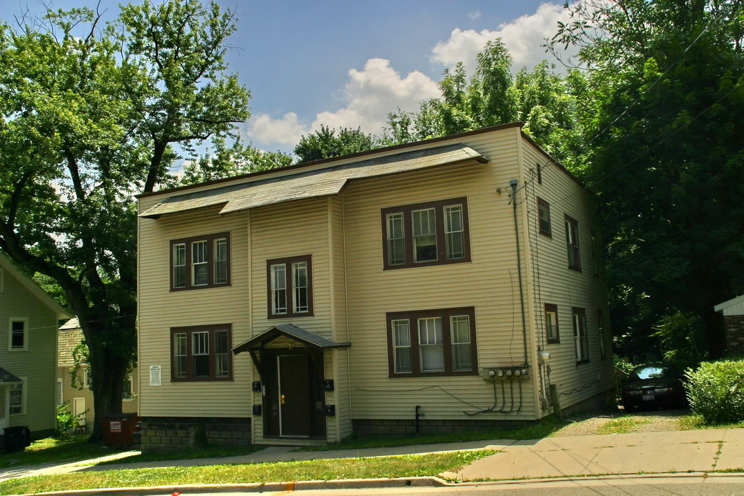 555 Bishop St in Akron, OH - Foto de edificio