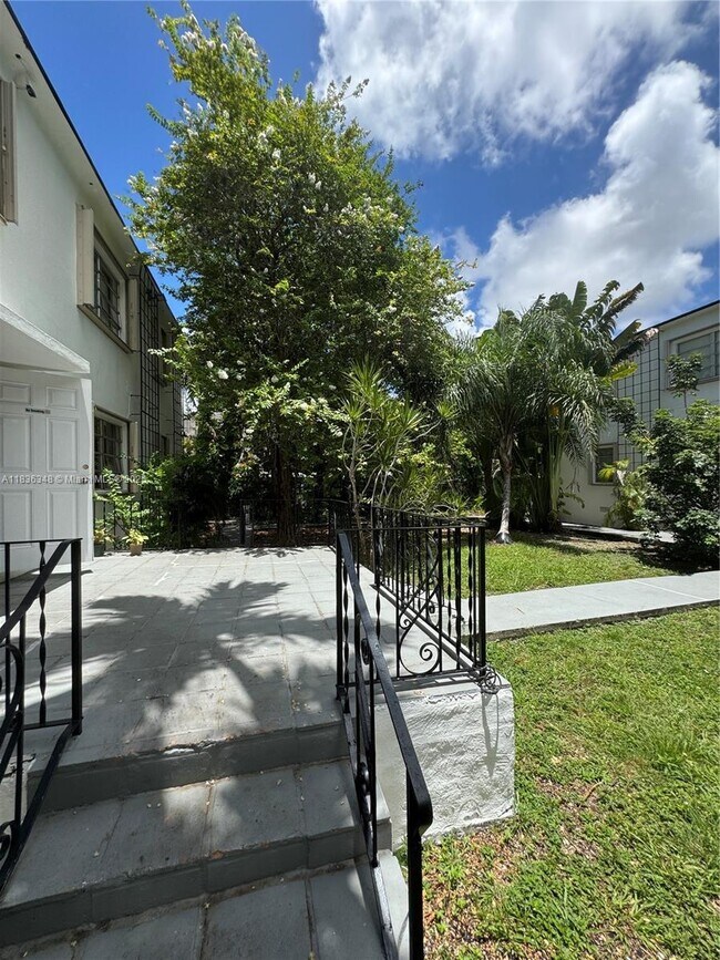 1421 SW 37th Ave in Miami, FL - Building Photo - Building Photo