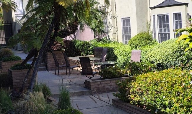8561 Holloway Dr in West Hollywood, CA - Building Photo - Building Photo