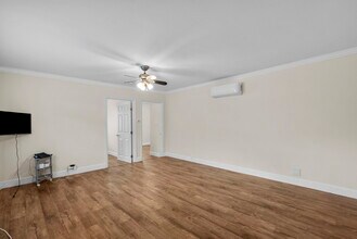 18621 Bryant St in Northridge, CA - Foto de edificio - Building Photo