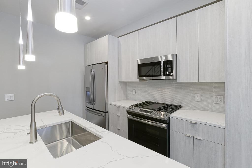 1630 Cambridge St in Philadelphia, PA - Building Photo