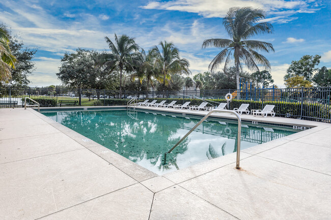 Mer Soleil Apartments in Naples, FL - Foto de edificio - Building Photo