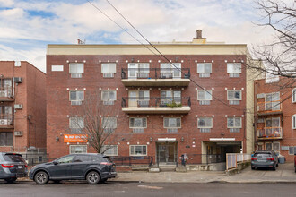 Elmhurst Terrace in Flushing, NY - Foto de edificio - Building Photo