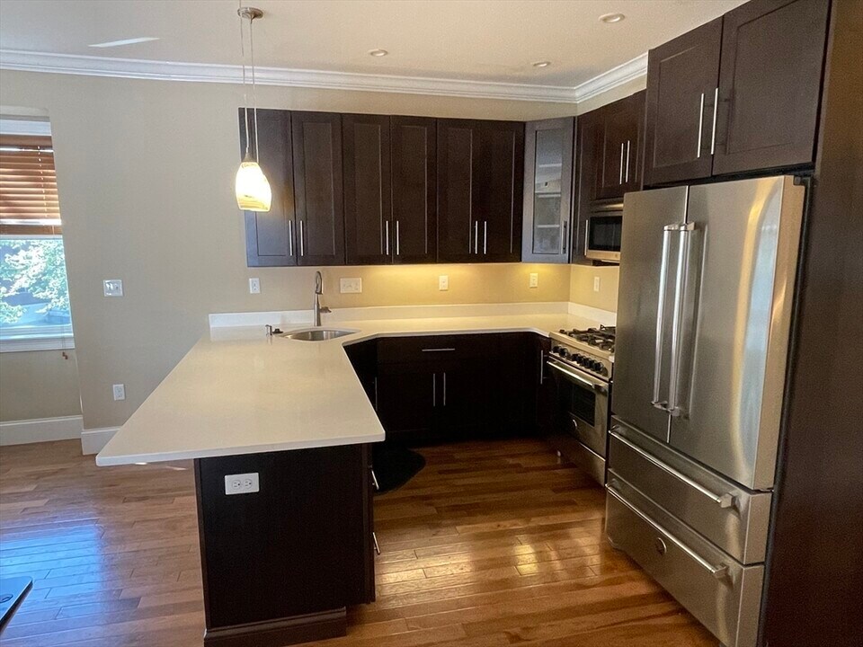 7 Wendell Pl, Unit 4 in Boston, MA - Building Photo