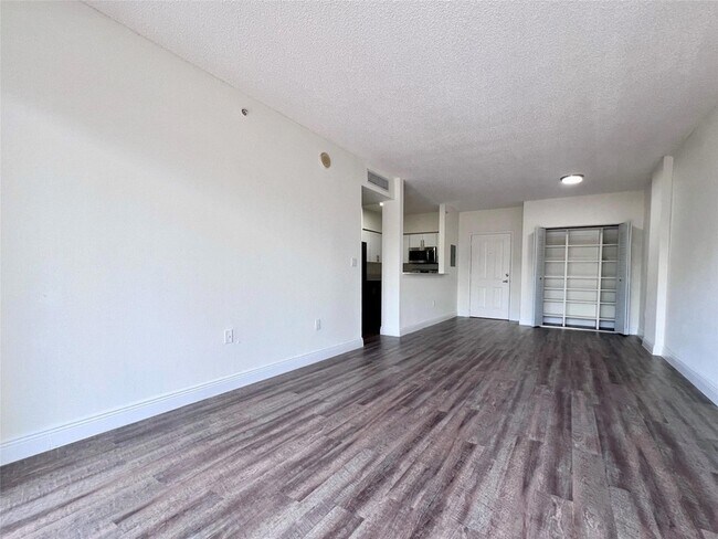 7707 NW 7th St, Unit 3-704 in Miami, FL - Building Photo - Building Photo