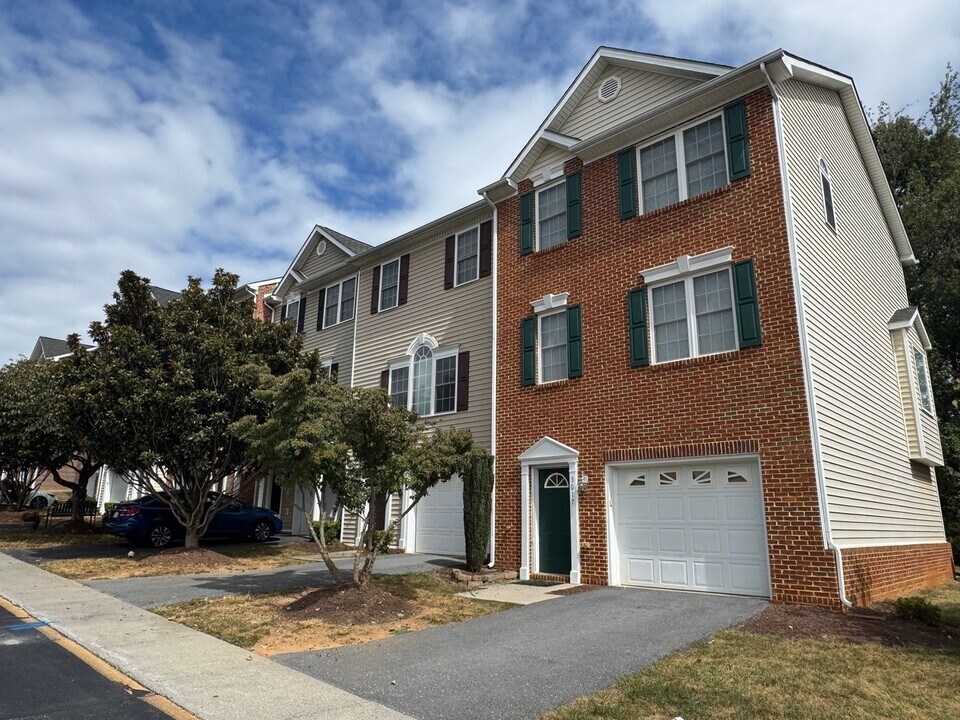 3017 Diamond Spring Ln in Harrisonburg, VA - Building Photo