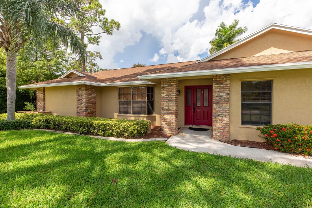 1123 Northumberland Ct in Wellington, FL - Building Photo