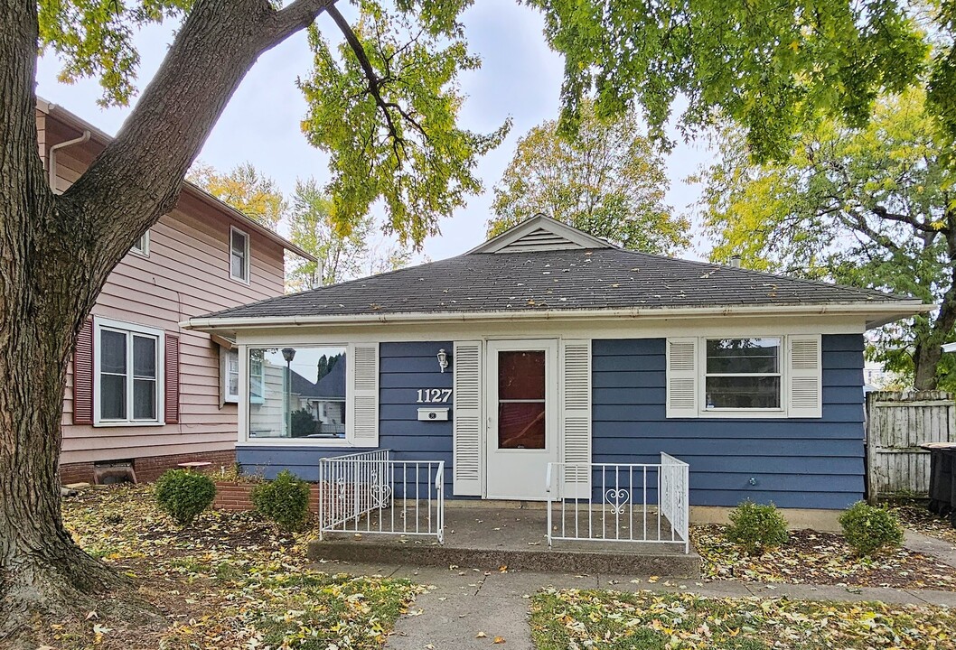 1127 Pemberton Dr in Fort Wayne, IN - Building Photo