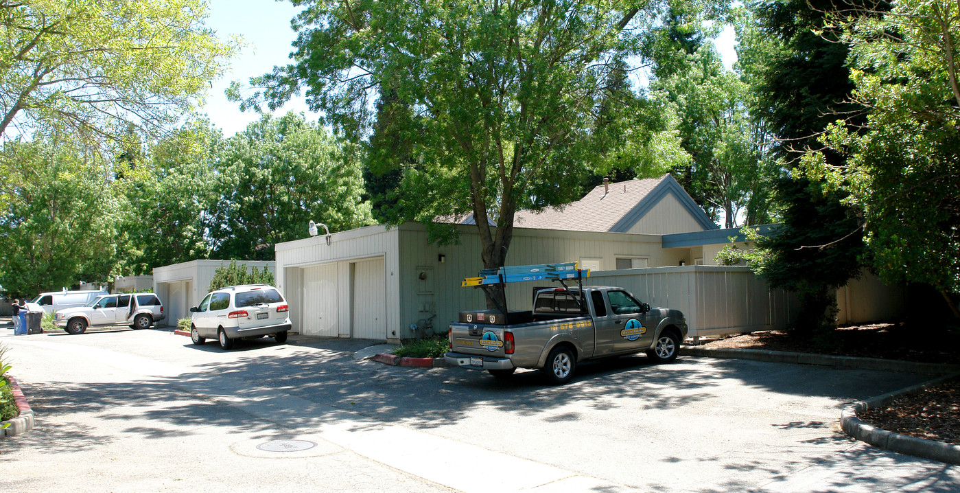 Creekside Apartments in Windsor, CA - Building Photo