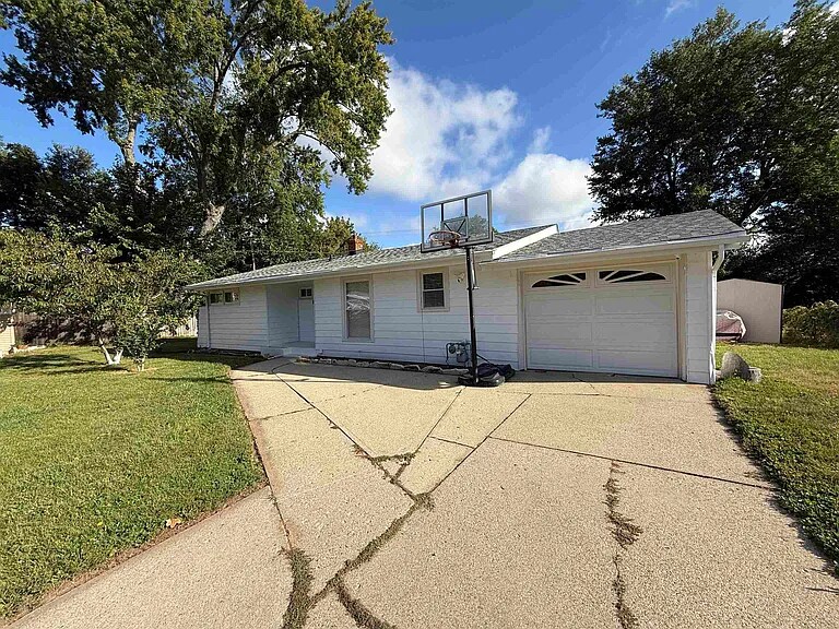 1011 Foster Ct in Rockford, IL - Building Photo
