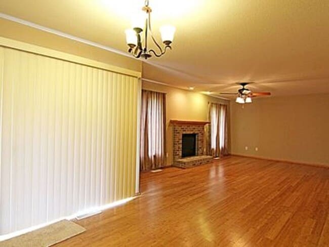 1118 Rolling Creek Dr NE in Cedar Rapids, IA - Building Photo - Building Photo