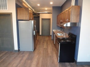 320 E Main St, Unit 200 in Ottumwa, IA - Foto de edificio - Building Photo