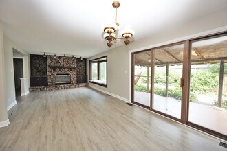 661 Sycamore Dr in Elk Grove Village, IL - Building Photo - Building Photo