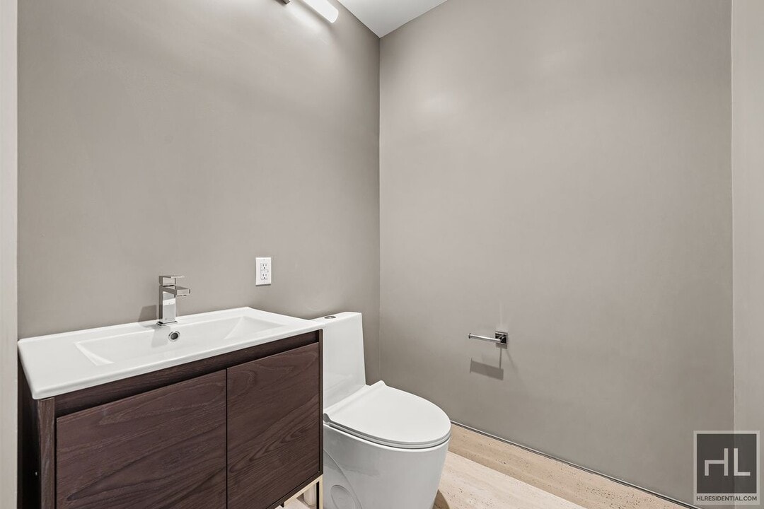 BRUCKNER BOULEVARD in Bronx, NY - Building Photo