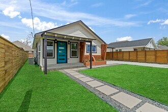1009 Genova St in Houston, TX - Building Photo - Building Photo