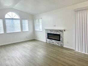Oak Park Village Apartments in Grover Beach, CA - Building Photo - Building Photo