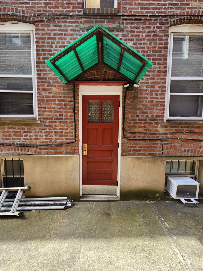 30-19 35th St in Queens, NY - Foto de edificio - Building Photo