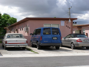 456 E 28th St in Hialeah, FL - Foto de edificio - Building Photo