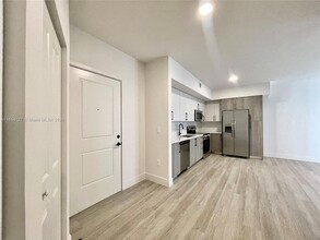 18412 Homestead Ave, Unit 227 in Miami, FL - Building Photo - Building Photo