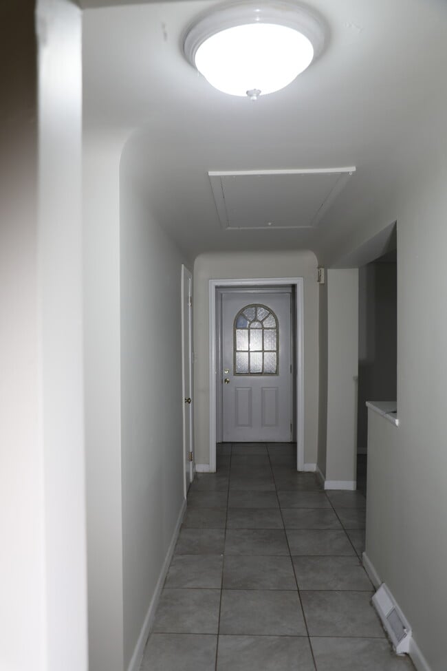 25323 Orchard Lake Rd in Farmington Hills, MI - Foto de edificio - Building Photo